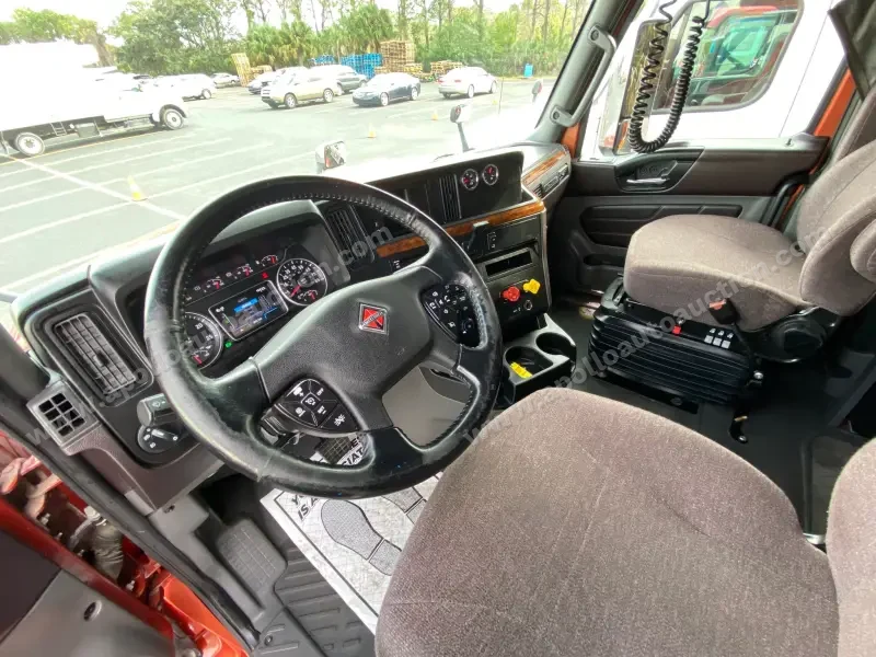 2018 International LT photo 20