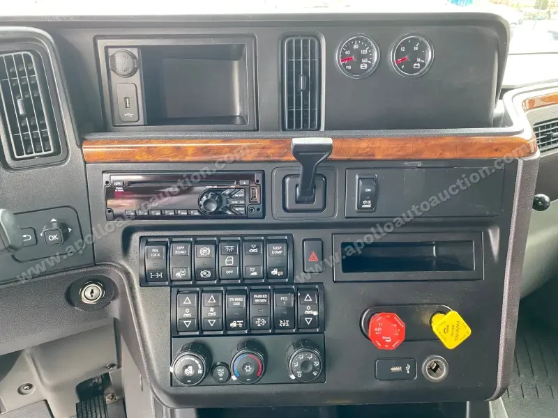 2018 International LT photo 2