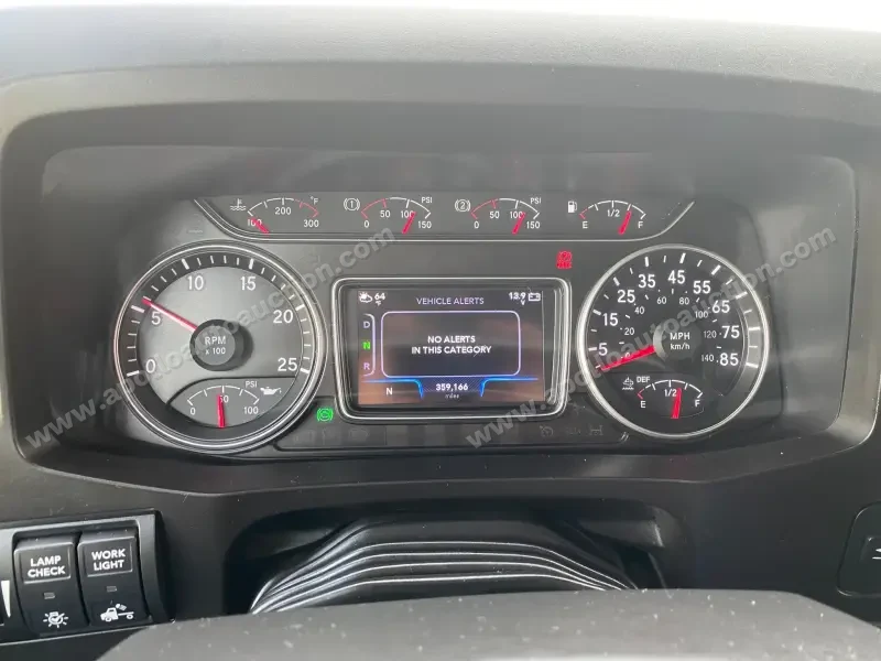 2018 International LT photo 13