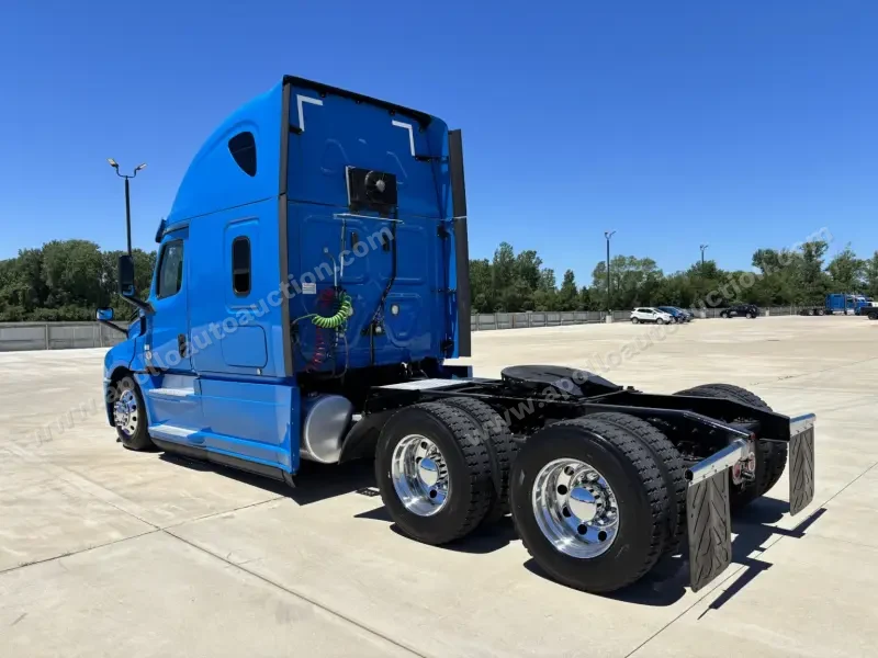 2020 Freightliner Cascadia 126 photo 2
