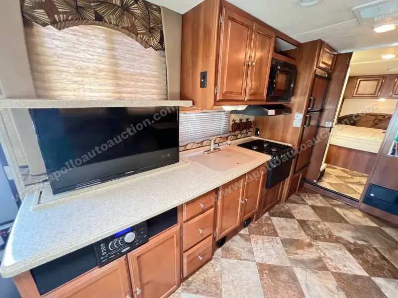 2014 Coachmen Leprechaun 319DS photo 2