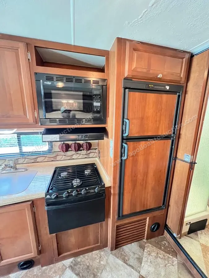 2014 Coachmen Leprechaun 319DS photo 23