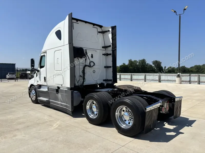 2021 Freightliner CASCADIA 126  - 455 HP photo 3