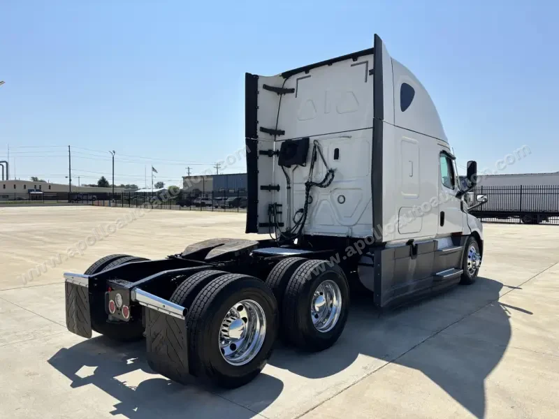 2021 Freightliner CASCADIA 126  - 455 HP photo 4