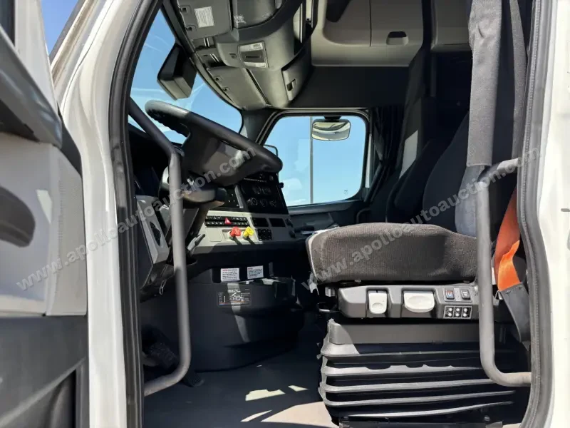 2021 Freightliner CASCADIA 126  - 455 HP photo 10