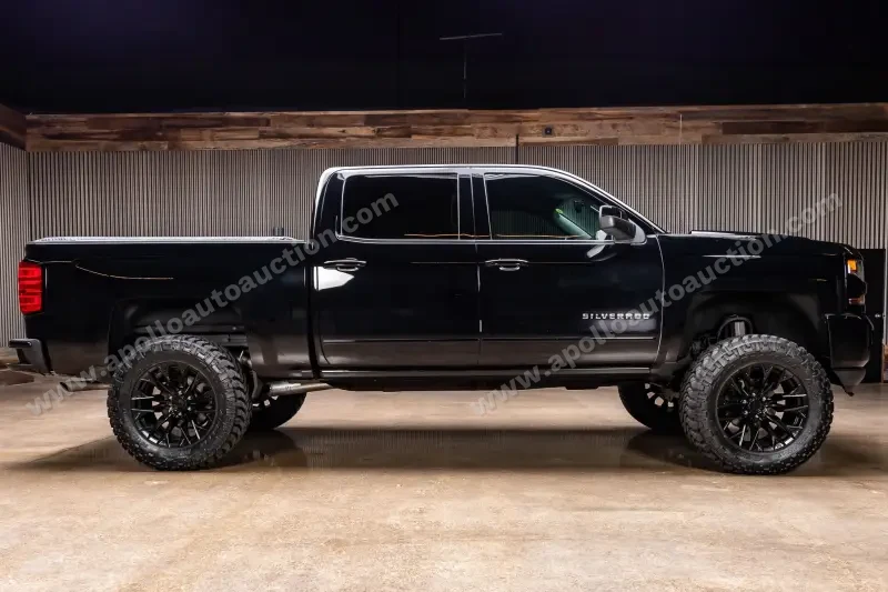 2019 Chevrolet Silverado 1500 Crew Cab LT photo 2