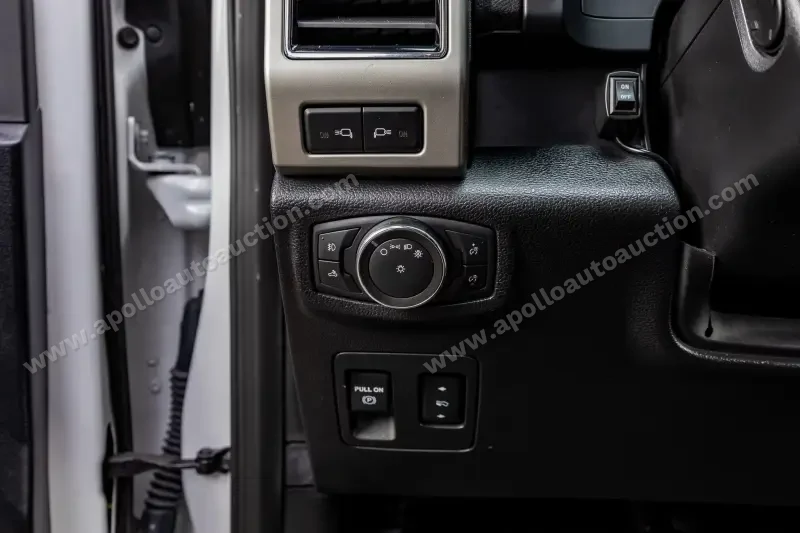 2020 Ford F150 SuperCrew Cab Lariat photo 3