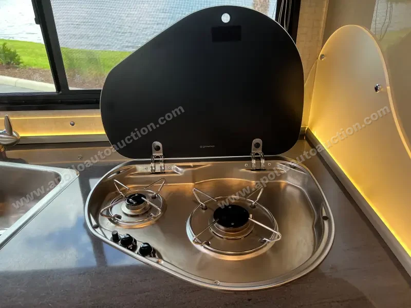 2018 Winnebago Navion 24J photo 18