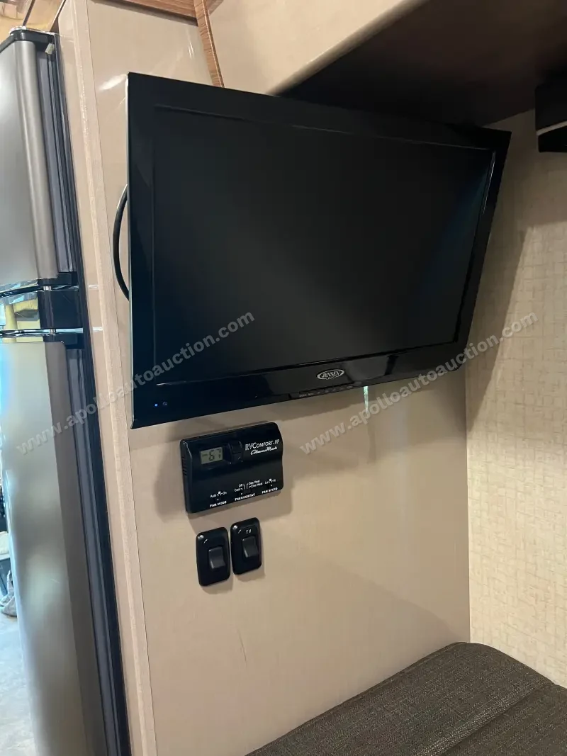 2018 Winnebago Navion 24J photo 16