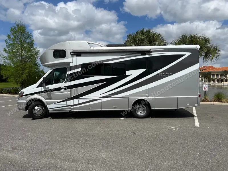 2018 Winnebago Navion 24J photo 26