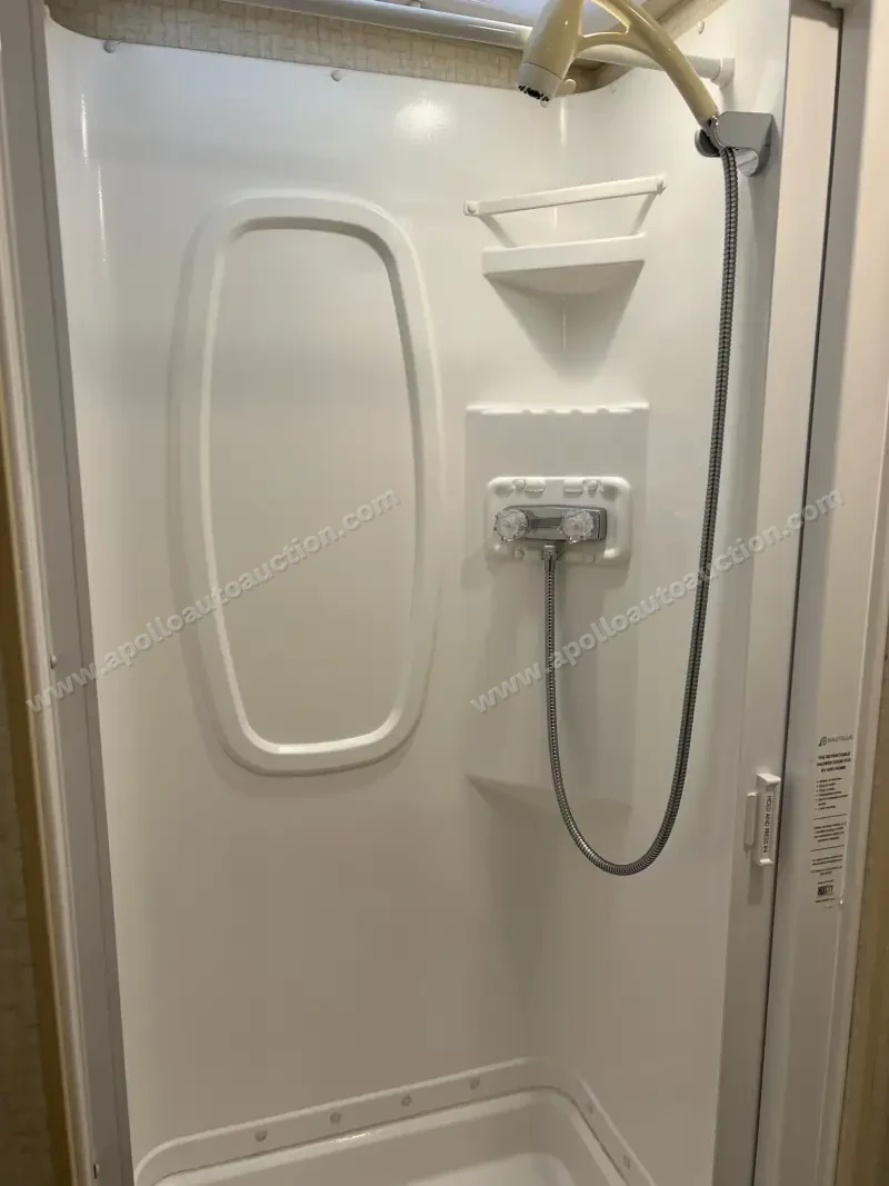 2018 Winnebago Navion 24J photo 14