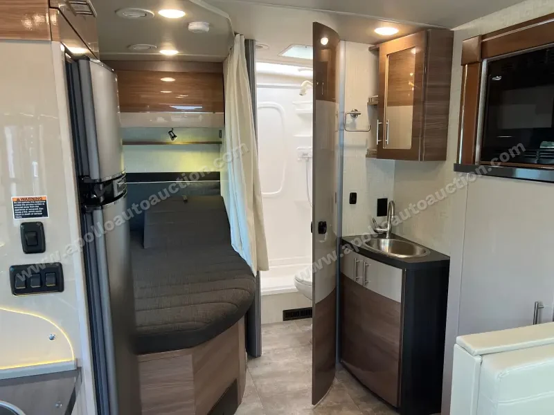 2018 Winnebago Navion 24J photo 7