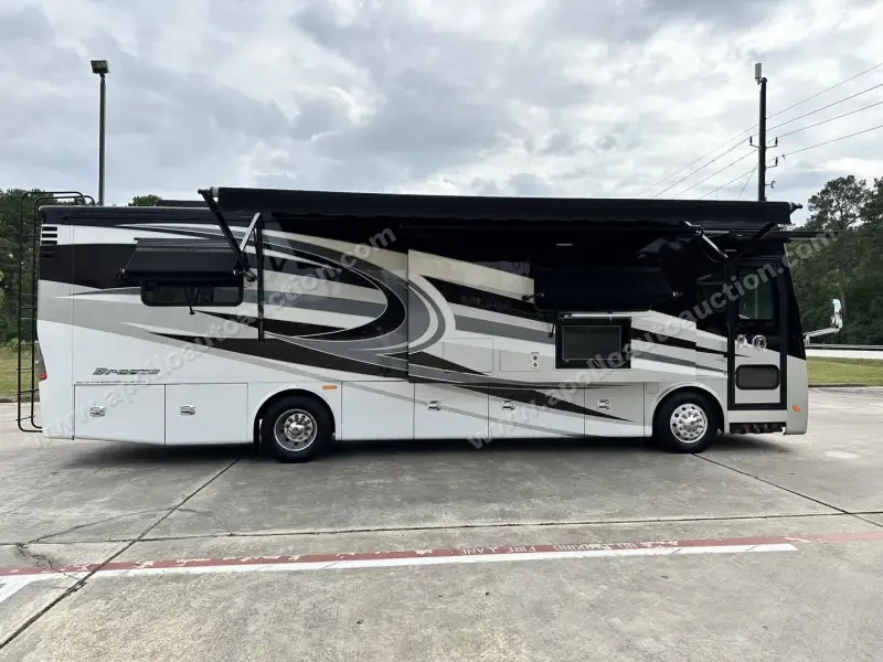 2017 Tiffin Allegro Breeze 32BR photo 12