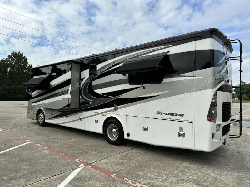 2017 Tiffin Allegro Breeze 32BR photo 7