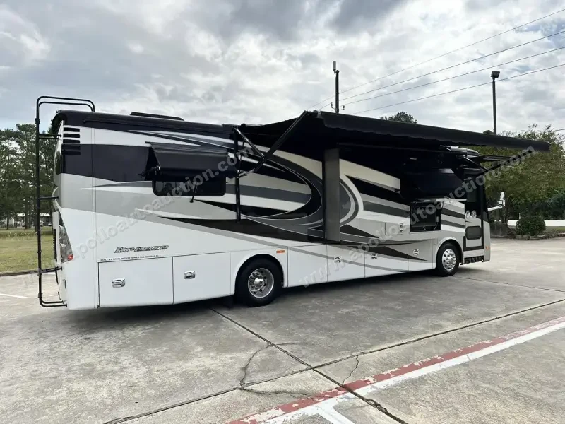 2017 Tiffin Allegro Breeze 32BR photo 11