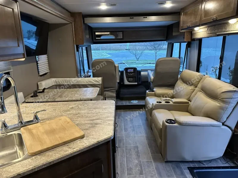 2018 Winnebago Intent 31P photo 35