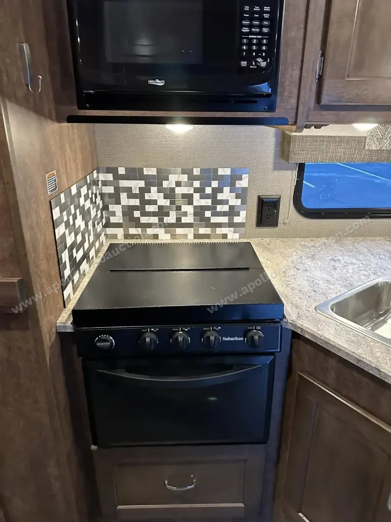 2018 Winnebago Intent 31P photo 32