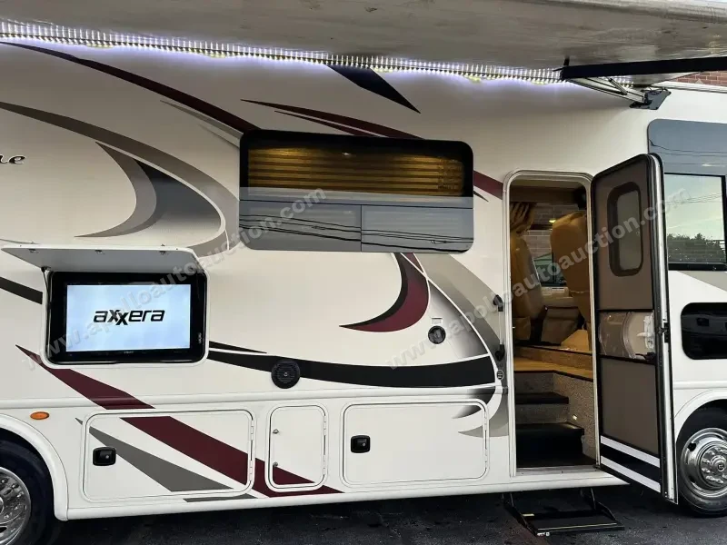2018 Thor Motor Coach Hurricane 29M photo 26