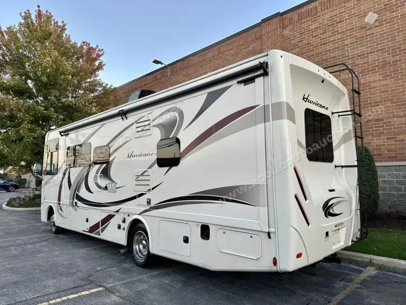 2018 Thor Motor Coach Hurricane 29M photo 3