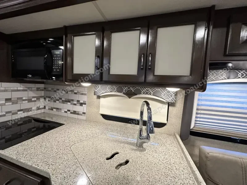 2018 Thor Motor Coach Hurricane 29M photo 45