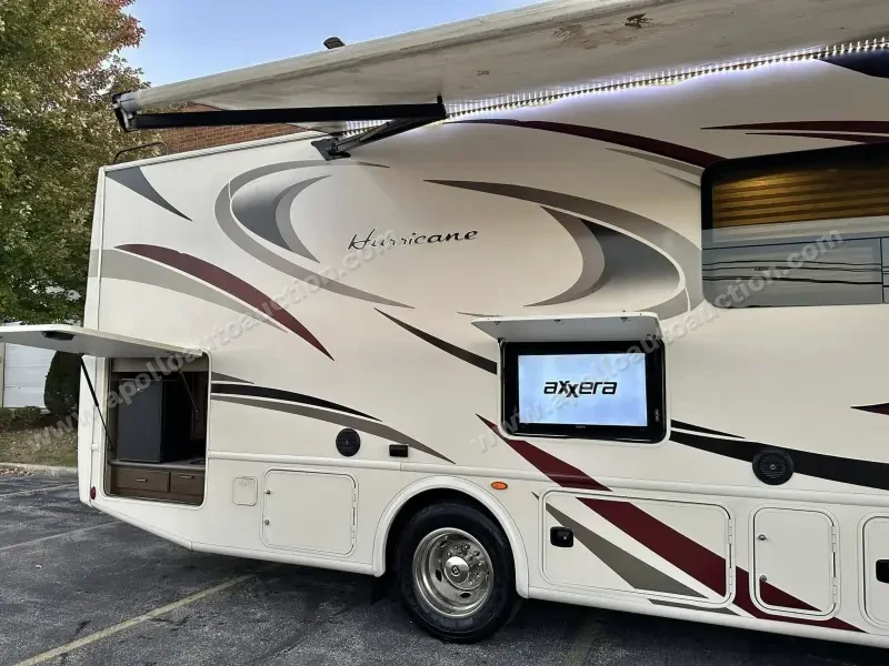2018 Thor Motor Coach Hurricane 29M photo 25