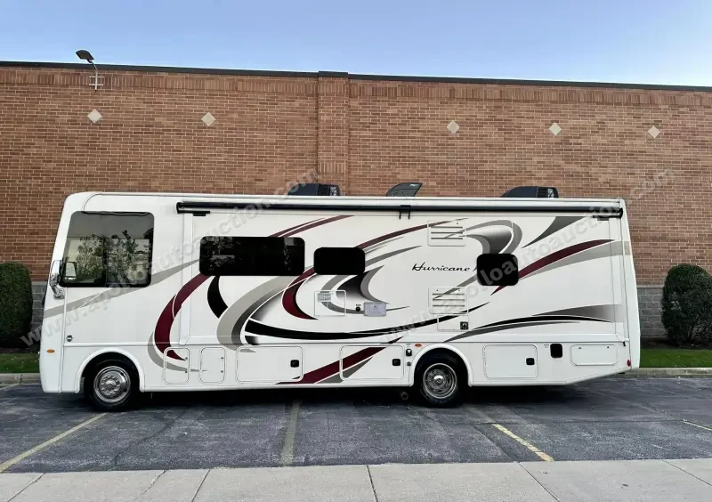 2018 Thor Motor Coach Hurricane 29M photo 2