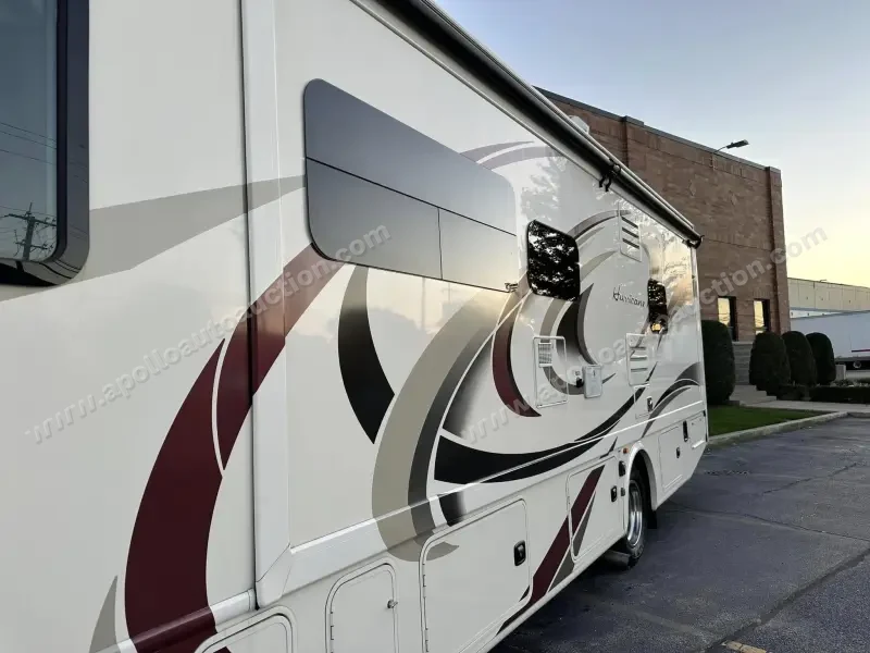 2018 Thor Motor Coach Hurricane 29M photo 12