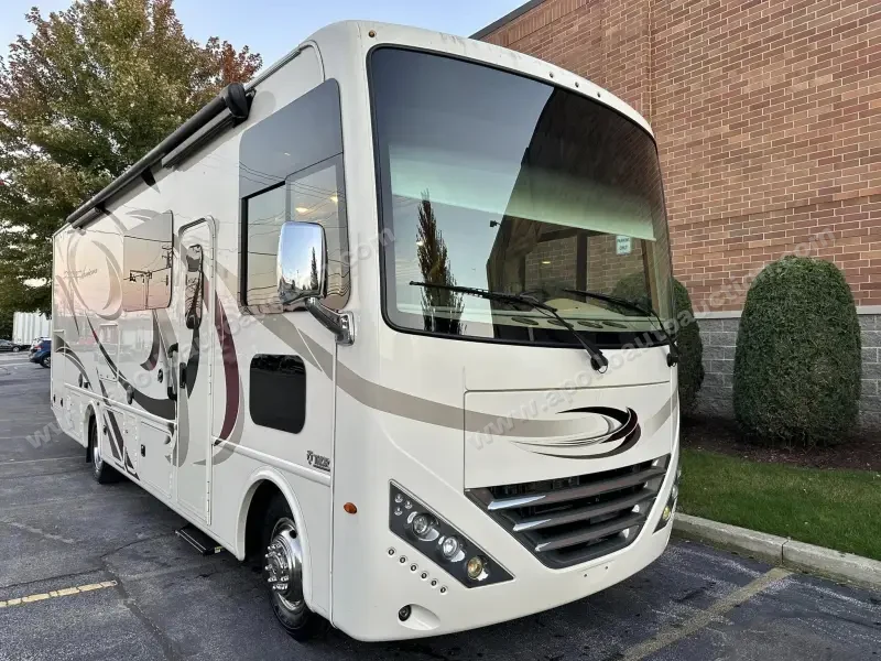 2018 Thor Motor Coach Hurricane 29M photo 15