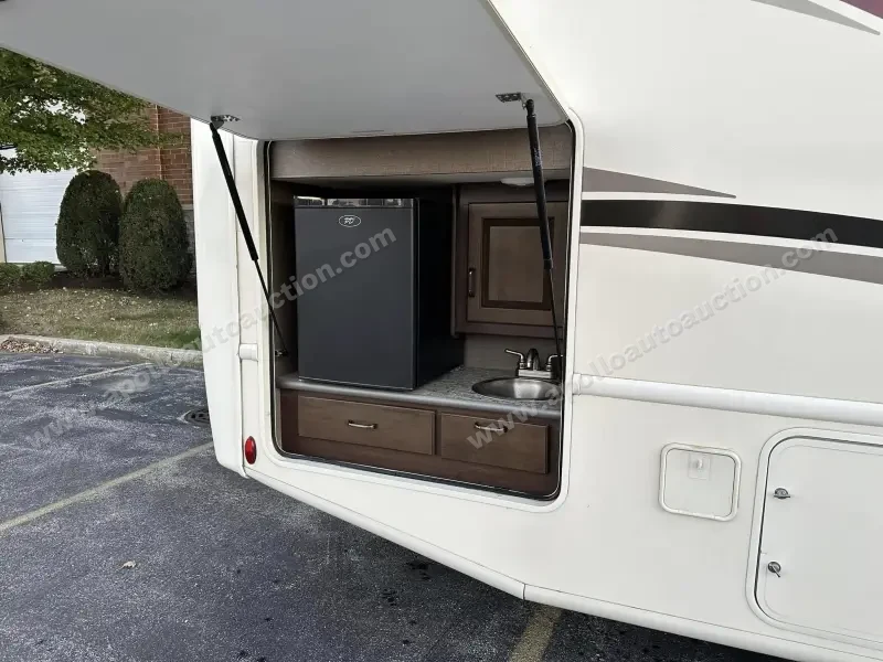 2018 Thor Motor Coach Hurricane 29M photo 20