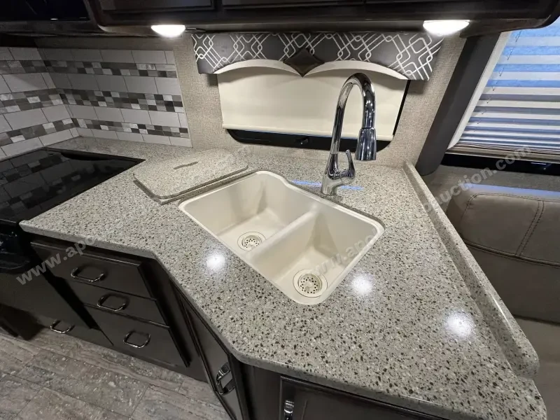 2018 Thor Motor Coach Hurricane 29M photo 46