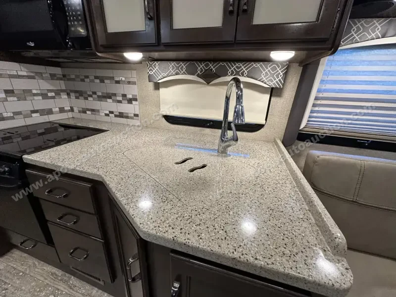 2018 Thor Motor Coach Hurricane 29M photo 44