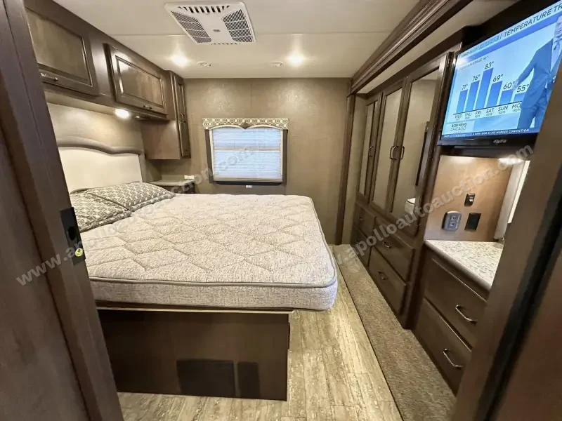 2018 Thor Motor Coach Hurricane 29M photo 48