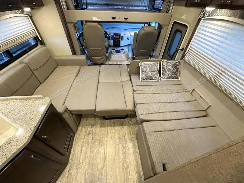 2018 Thor Motor Coach Hurricane 29M photo 62