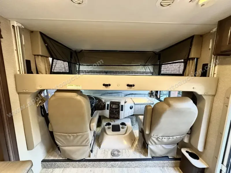 2018 Thor Motor Coach Hurricane 29M photo 34