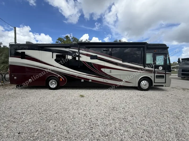 2014 Tiffin Phaeton 40QBH photo 2