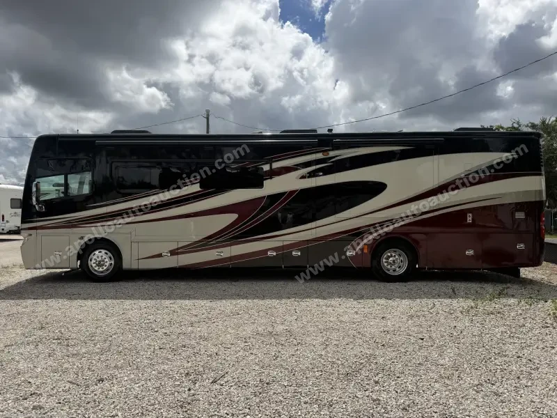 2014 Tiffin Phaeton 40QBH photo 6
