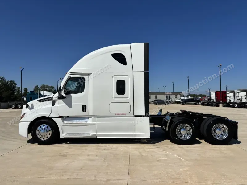 2022 Freightliner CASCADIA 126 photo 3