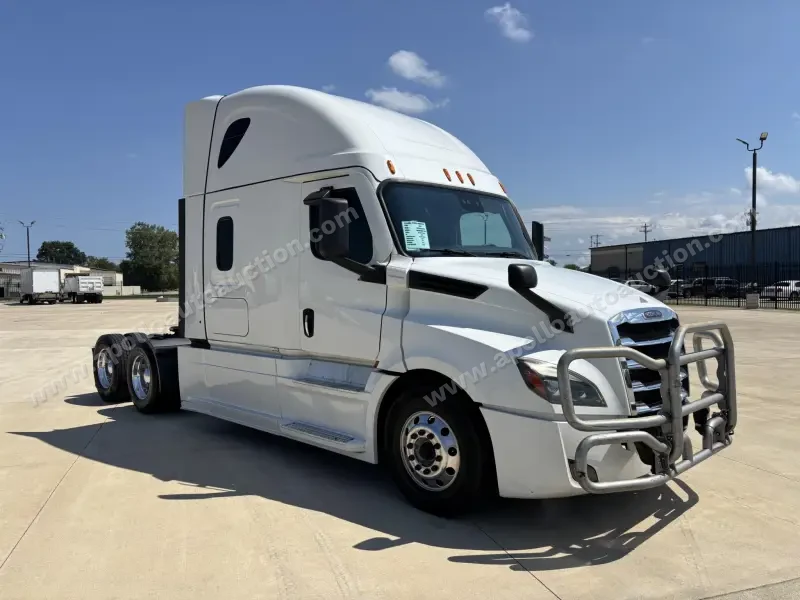 2021 Freightliner CASCADIA 126 - 72″ Raised Roof photo 2