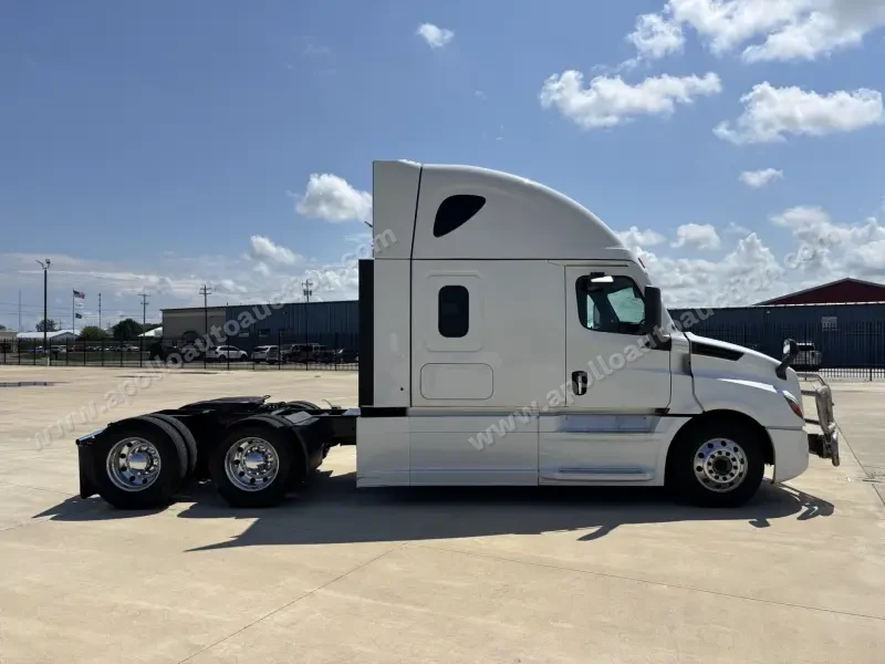 2021 Freightliner CASCADIA 126 - 72″ Raised Roof photo 7