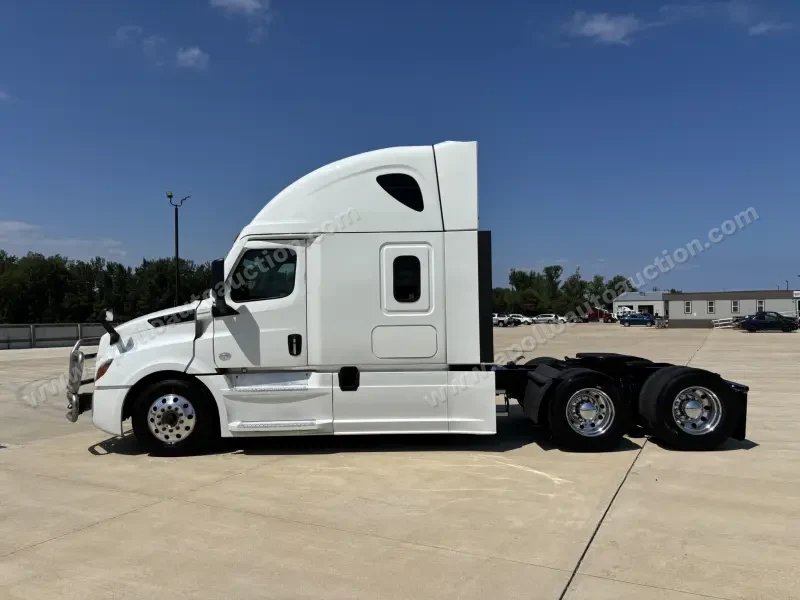 2021 Freightliner CASCADIA 126 - 72″ Raised Roof photo 3