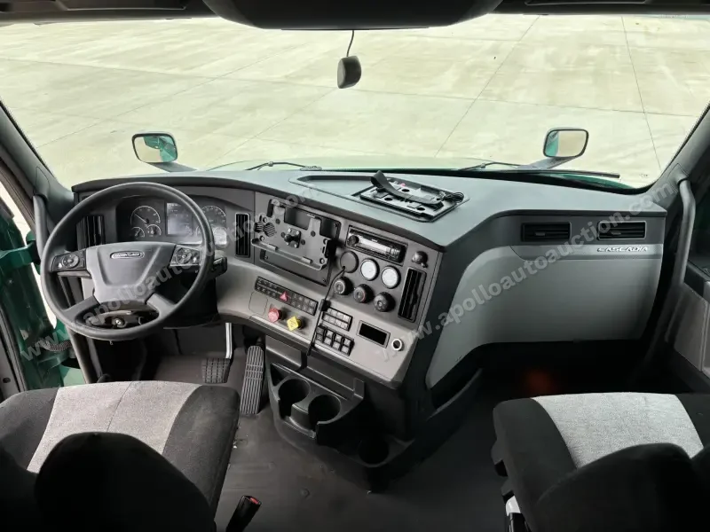 2019 Freightliner CASCADIA 126 - Detroit DD15 400HP photo 8