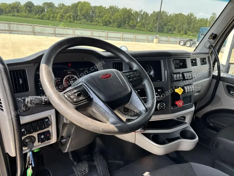 2022 Peterbilt 579 photo 13
