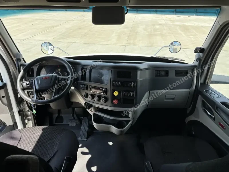 2022 Peterbilt 579 photo 15