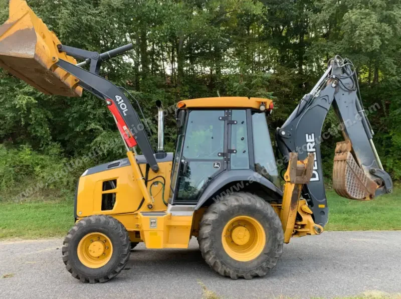 2017 John Deere 410L photo 2