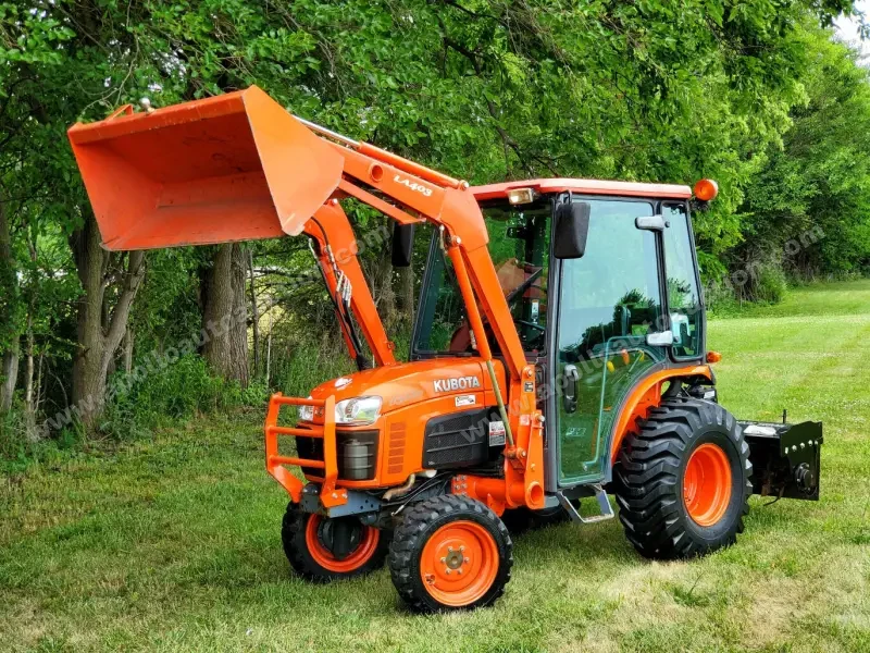 2009 Kubota B3030 4WD Tractor with Full Attachment Package photo 7