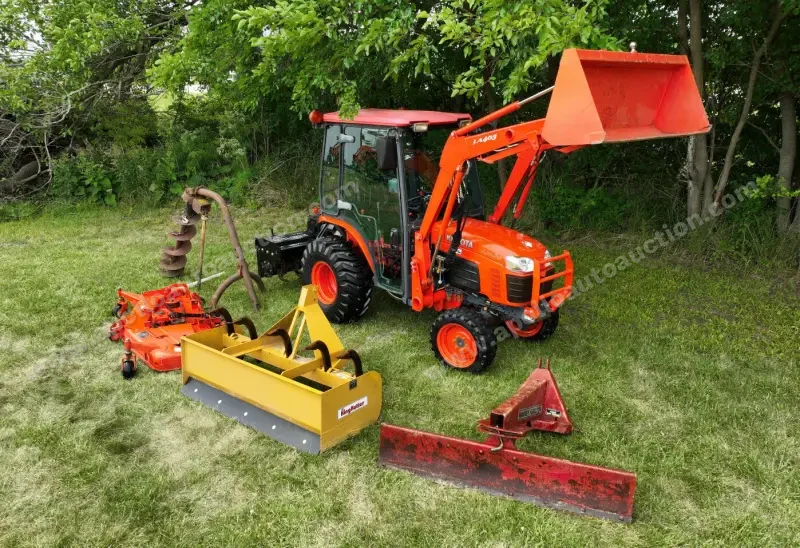 2009 Kubota B3030 4WD Tractor with Full Attachment Package photo 8