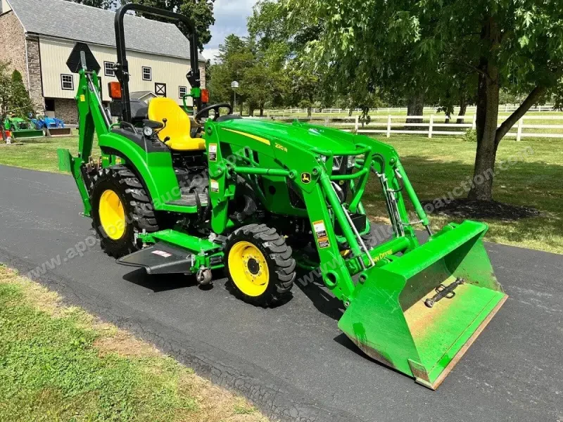 2018 John Deere 2032R photo 3