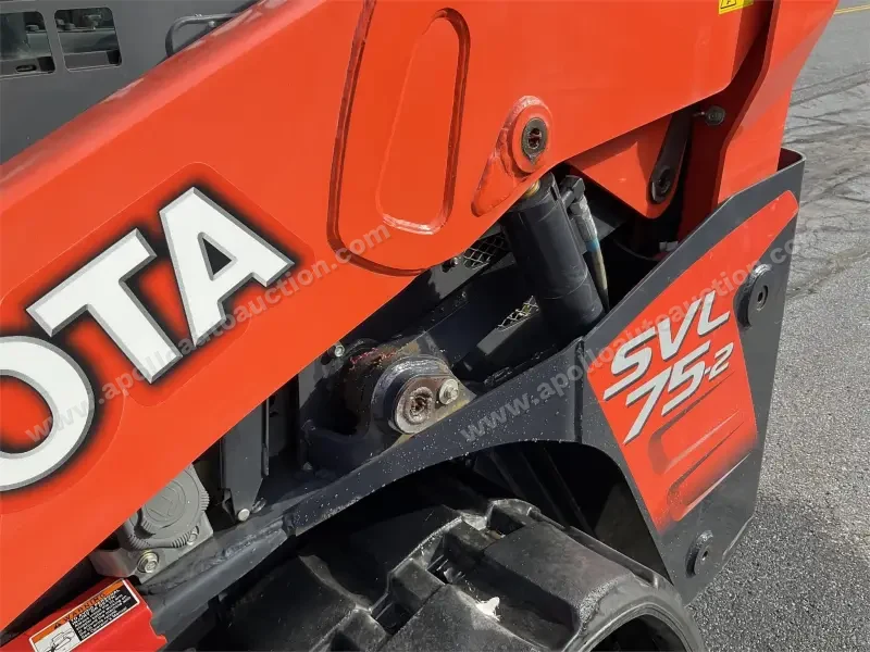2016 KUBOTA SVL75-2 photo 27