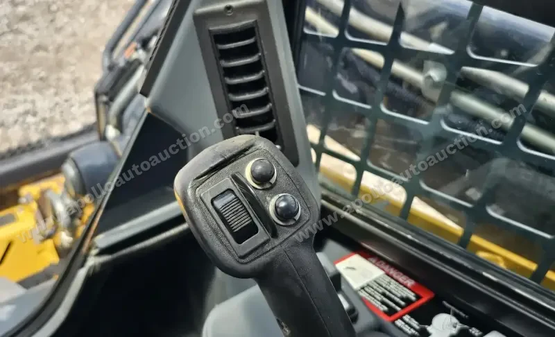 2016 John Deere 323E photo 16