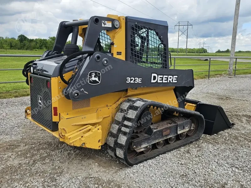 2016 John Deere 323E photo 13
